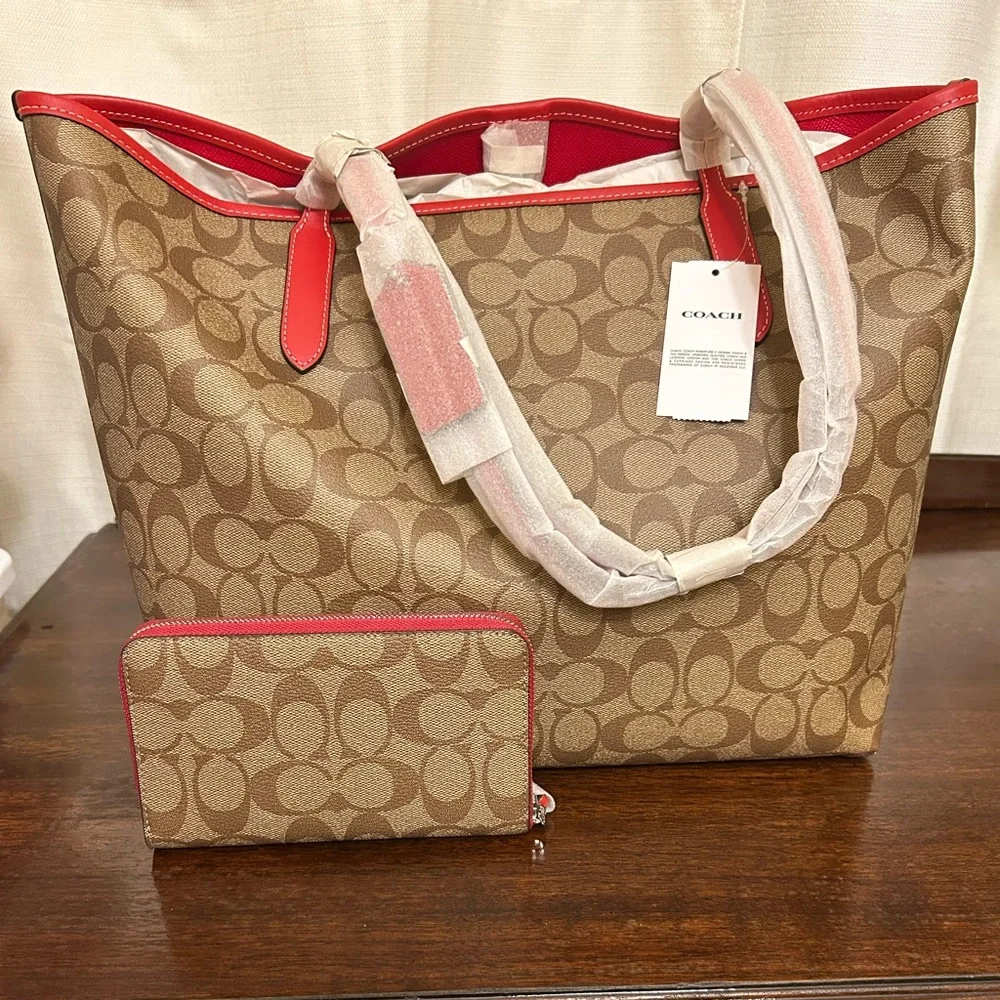 Coach Tan Khaki and Red Strawberry City Tote with Matching Zip Around Wallet NWT - Picture 2 of 8
